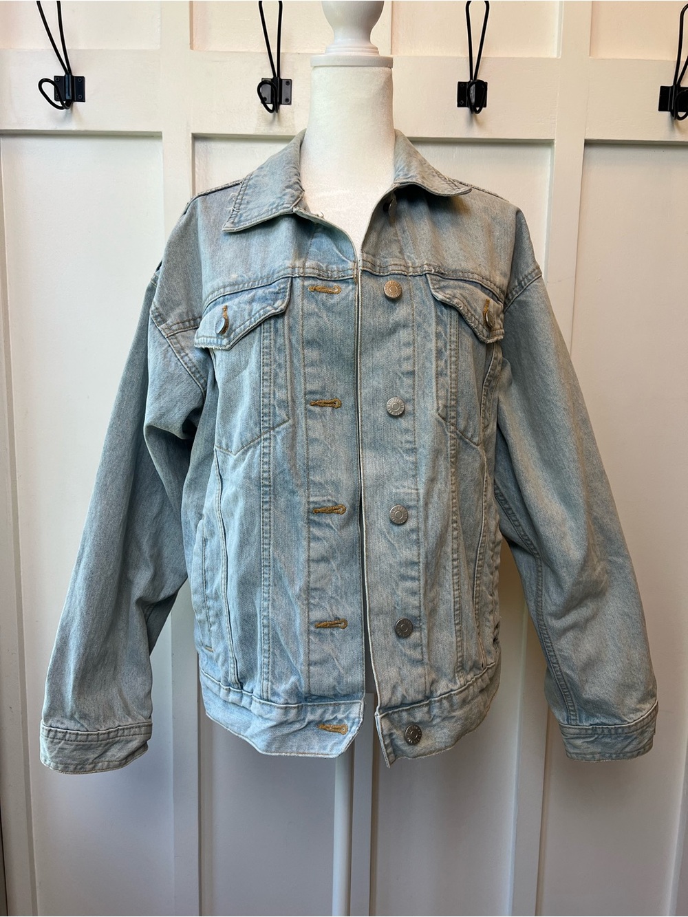 Urban Outfitters BDG Jean Jacket Denim Size Small P Oversized Distressed Trucker